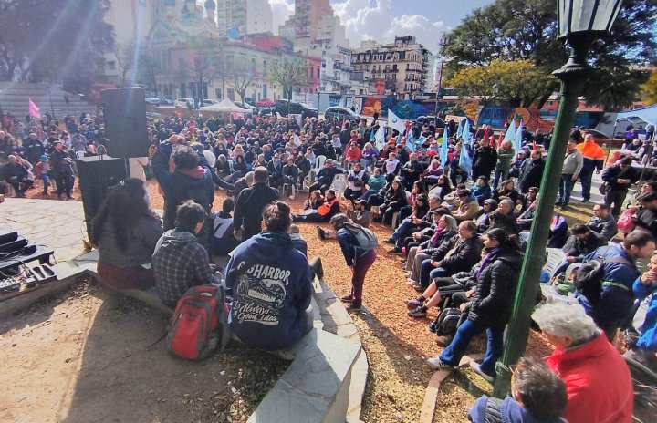 «Para los que toman lo que es nuestro»: Con un fuerte impulso en Parque Lezama, se prepara la Marcha de la Bronca contra el ajuste de Milei