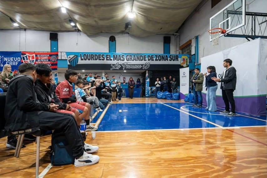 Entrega de kits deportivos a los 17 clubes de Quilmes que integran la liga de fútbol infantil FADI