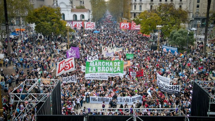 El acierto horizontal de la «Marcha de la Bronca» que desafía el tablero político