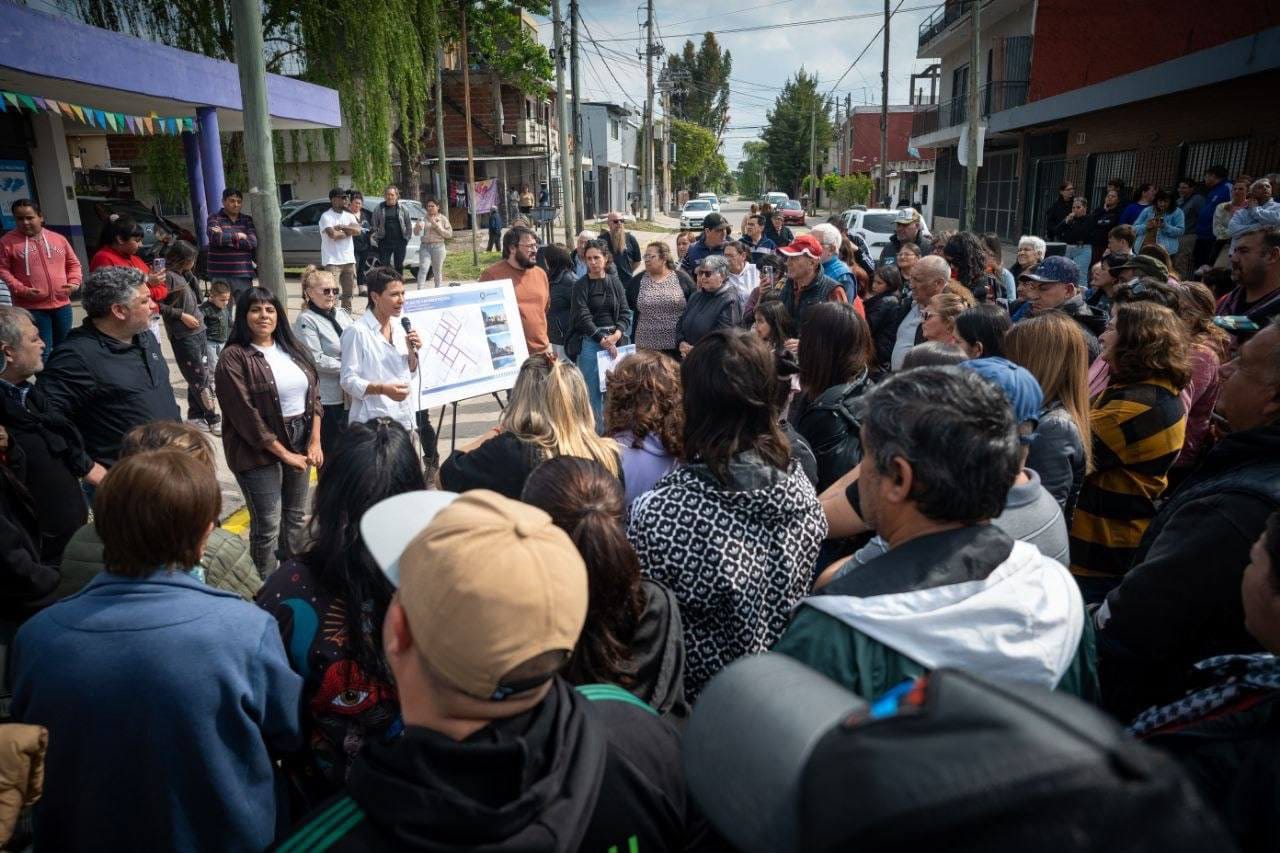 Mayra y Eva Mieri inauguraron 33 cuadras de pavimento en el barrio El Progreso en Bernal Oeste