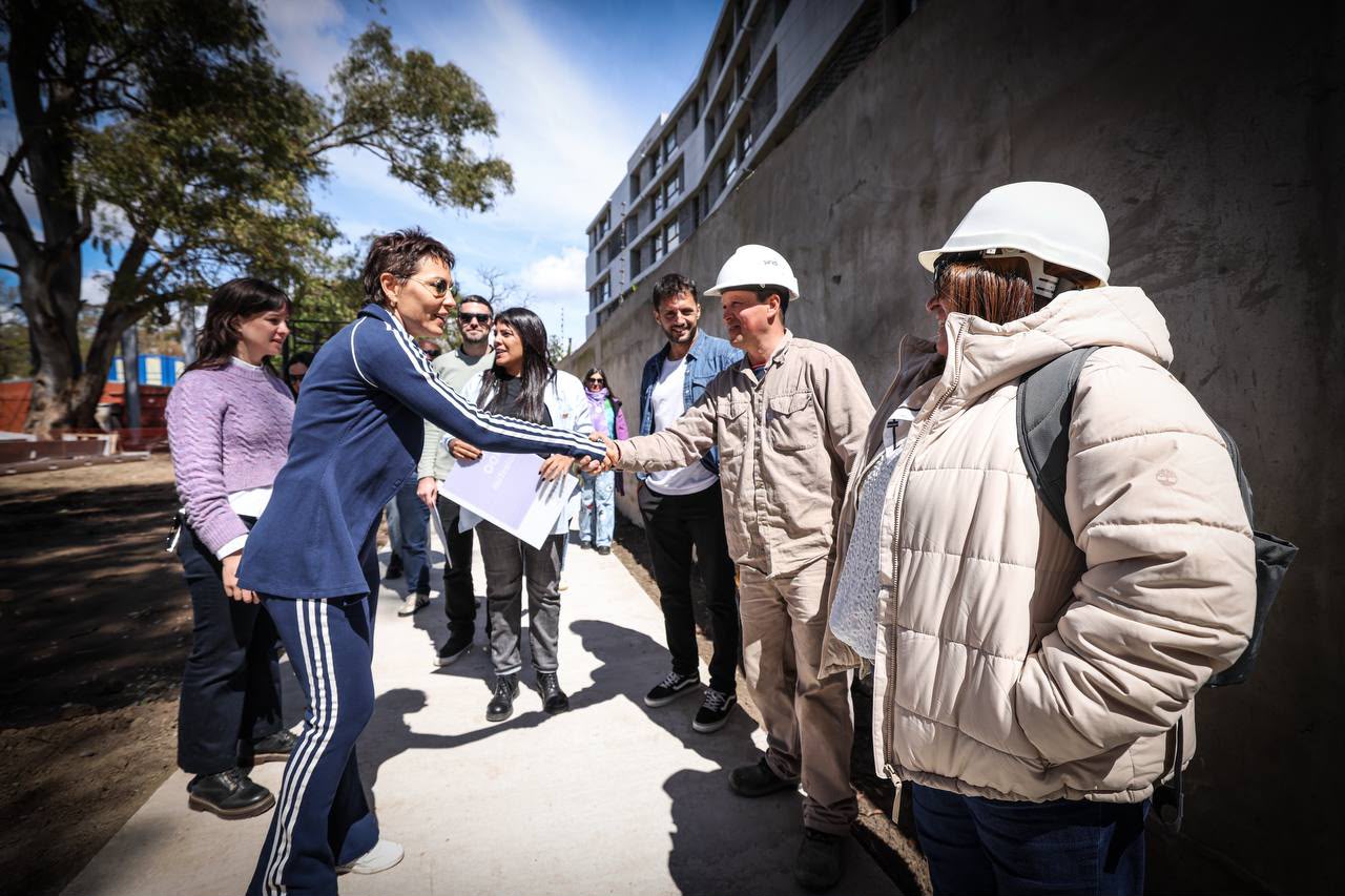 Mayra y Eva Mieri recorrieron el avance de obra del nuevo Paseo Cultural y Deportivo Don Bosco