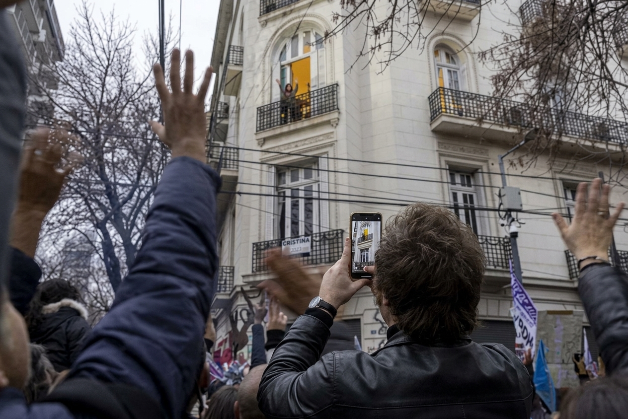 CFK primera en imagen positiva: 7 de cada 10 argentinos ven mal la economía y casi el 60% desaprueba la gestión de Milei
